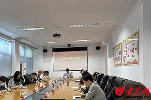 萨利和卡恩回到安联球场参加贝肯鲍尔追悼会，见面后握手拥抱